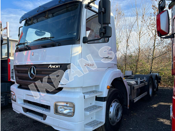 Camion porte-conteneur/ caisse mobile Mercedes-Benz AXOR 2533