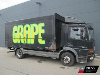 Camion pour le transport de boissons Mercedes-Benz 1223 L5,2m-H.2,1m-B2,42m-EURO4-Schaltgr. Grüne P