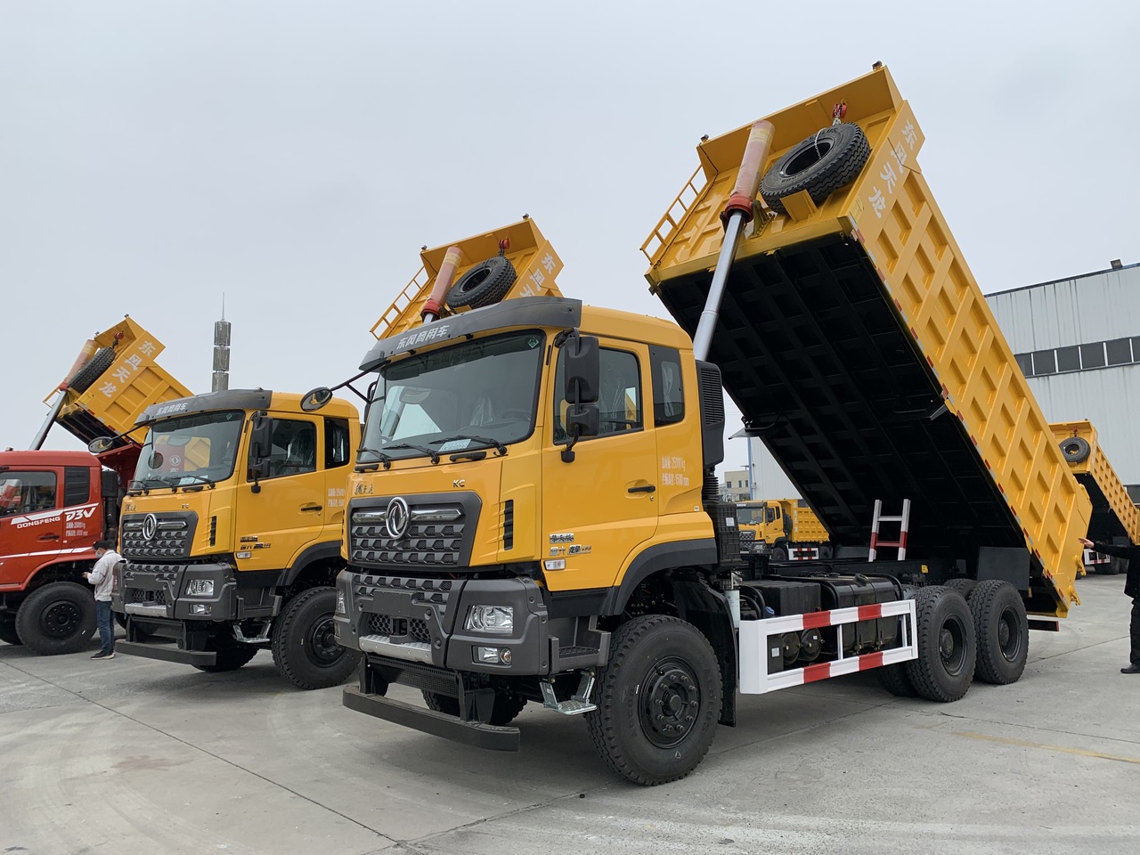 Camion benne neuf DONGFENG Commercial Vehicle 10-wheels Dumper Truck  6x4 Left Hand Drive Tipper Truck: photos 2