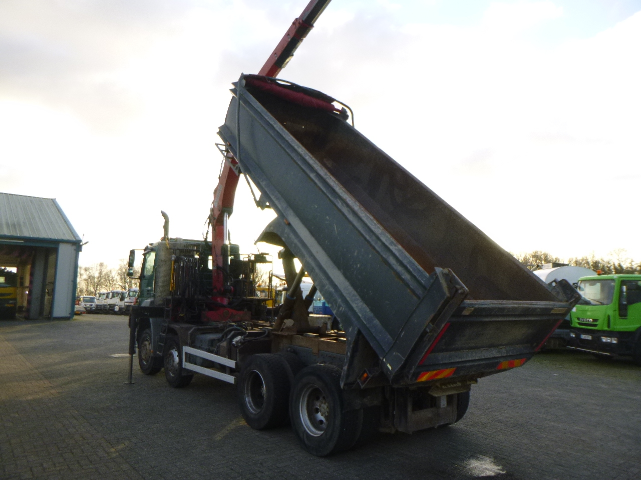 Camion benne, Camion grue Mercedes Axor 3236 8x4 RHD tipper + Hiab 1283 DK-2 Duo: photos 3