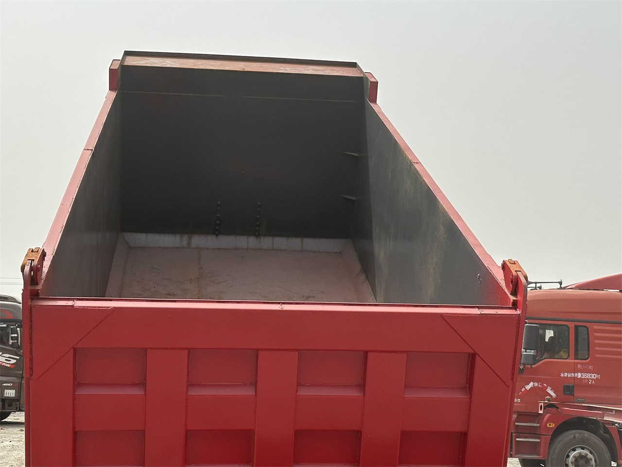 Camion benne pour transport de silo SINOTRUK Howo Dump truck 371: photos 10