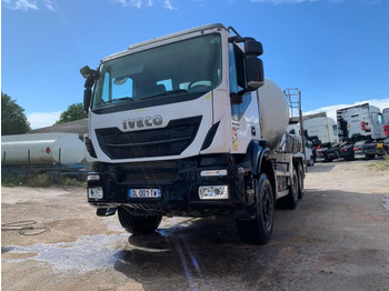 Camion malaxeur IVECO Trakker