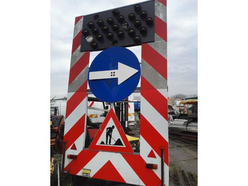 Matériel de chantier przyczepa ostrzegawcza drogowa specjalna