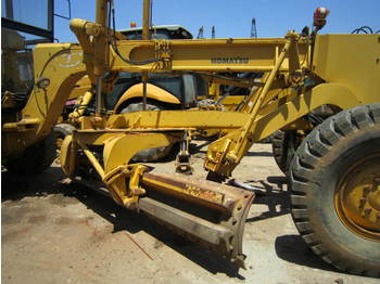 Niveleuse KOMATSU GD623