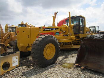 Niveleuse KOMATSU GD825