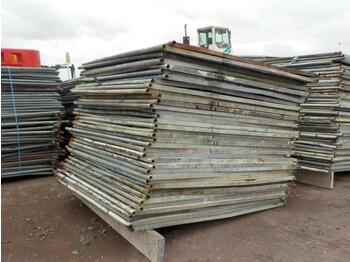 Matériel de chantier Solid Fencing Panels (Approx 35 of): photos 1