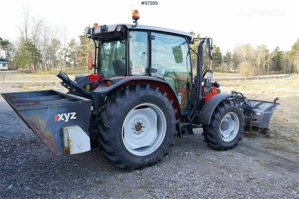 Tracteur agricole Massey Ferguson MF 4707 with sand spreader and folding plough: photos 4