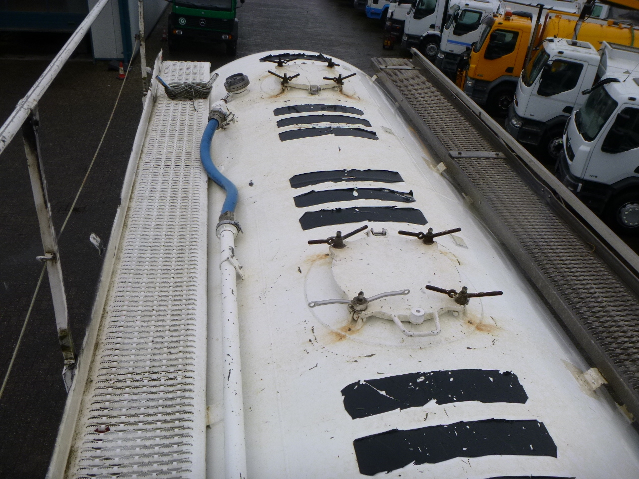Semi-remorque citerne pour transport de farine Benalu Powder tank alu 58 m3 (tipping): photos 5
