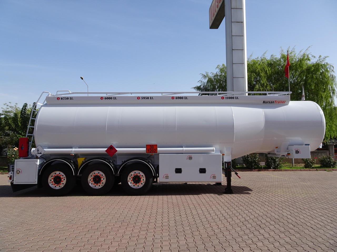 Semi-remorque citerne pour transport de carburant neuf NURSAN Aluminium Fuel Tanker: photos 9