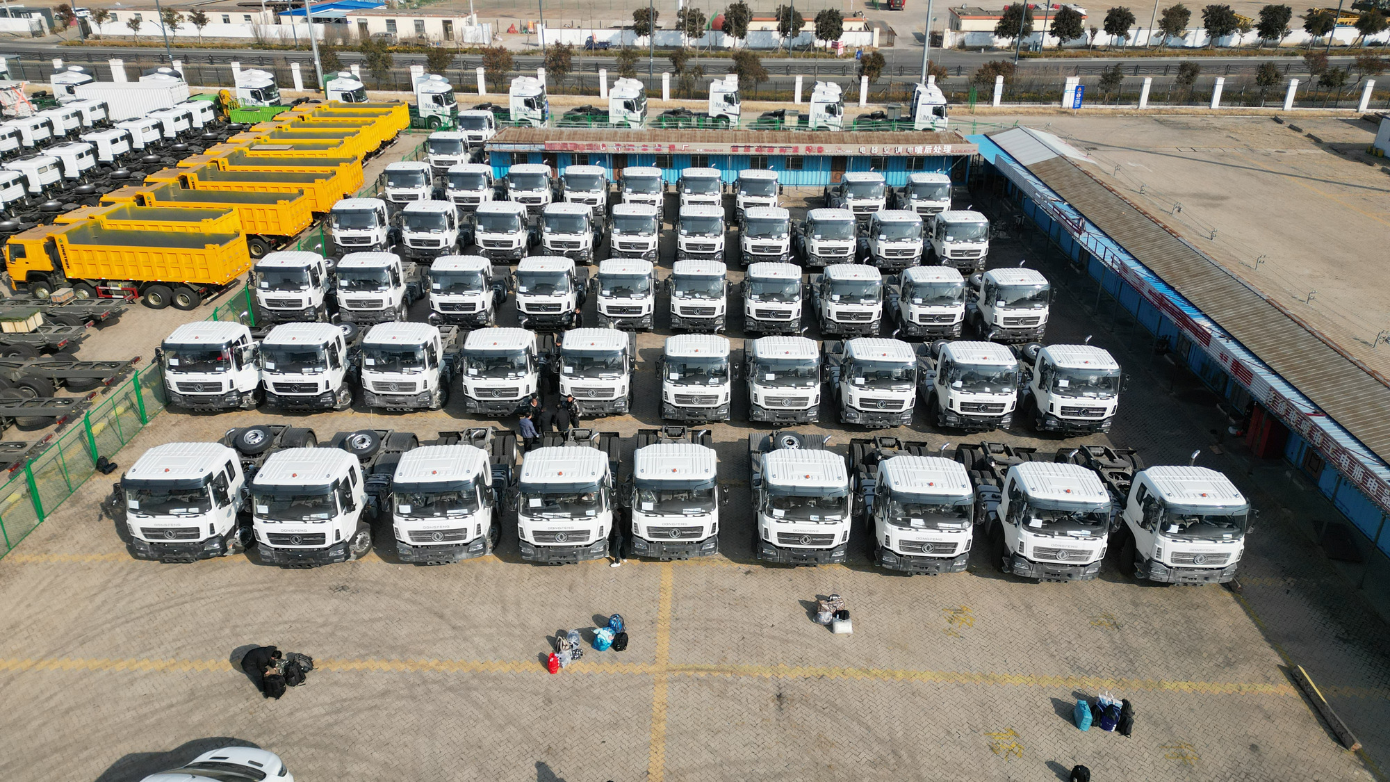 Qingdao Higher Weight Trade Co. LTD - Camions SINOTRUK undefined: photos 1