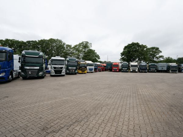 Hesselink Trucks B.V. - Camions - 8x2 undefined: photos 5