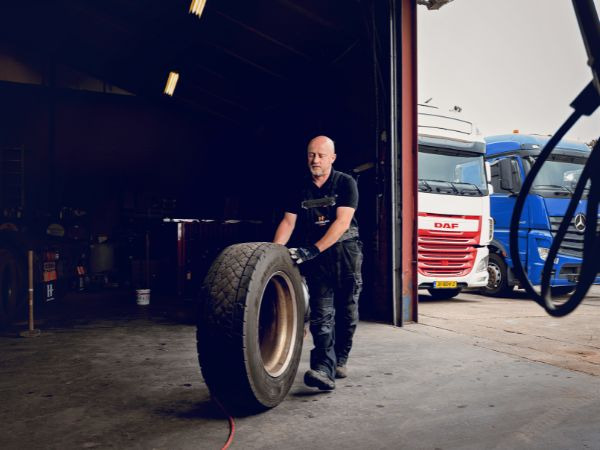 Hesselink Trucks B.V. - Camions - 8x2 undefined: photos 4