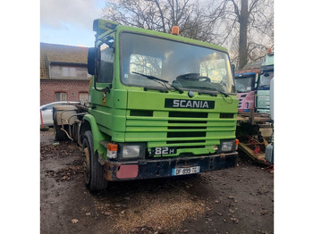Camion porte-conteneur/ Caisse mobile SCANIA 82