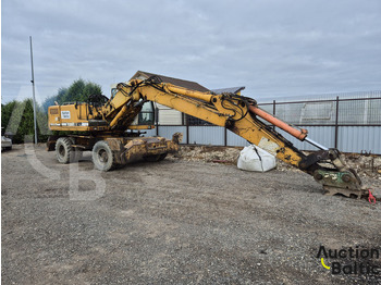 Pelle sur pneus LIEBHERR A 902