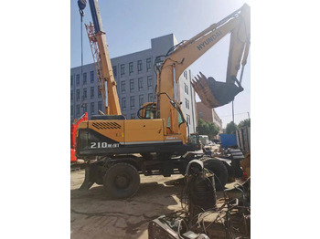 Pelle sur pneus HYUNDAI R210
