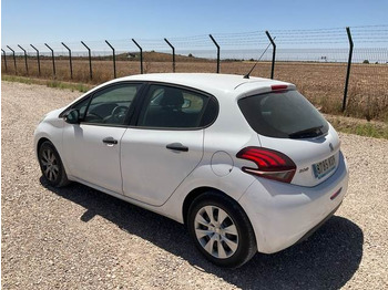Voiture Peugeot 208: photos 2