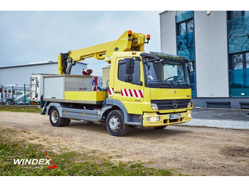 Camion avec nacelle