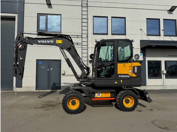 Pelle sur pneus VOLVO EW60E