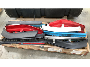 Matériel de chantier SMALL PALLET OF CAR PARTS: photos 2