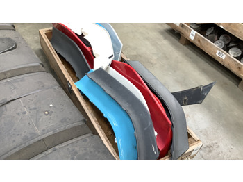 Matériel de chantier SMALL PALLET OF CAR PARTS: photos 5