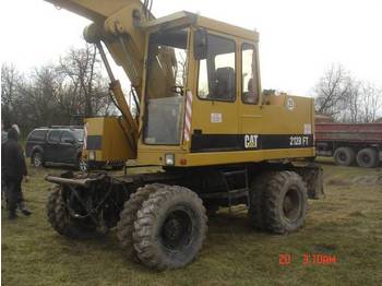 Pelle sur pneus Caterpillar 212 BFT: photos 1