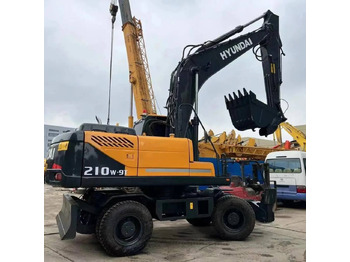 Pelle sur pneus HYUNDAI R210