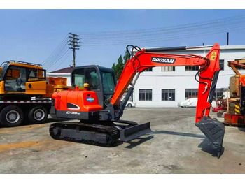 Mini pelle DOOSAN DH55
