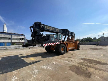 Reach stacker