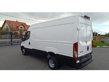 Photo d'intérieur 1: Fourgon utilitaire Iveco Daily 35C13 Blaszak L3H2 na bliźniakach VAT 23 Photo d'intérieur 1: Fourgon utilitaire Iveco Daily 35C13 Blaszak L3H2 na bliźniakach VAT 23