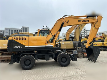 Pelle sur pneus HYUNDAI