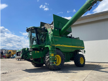 Moissonneuse-batteuse JOHN DEERE