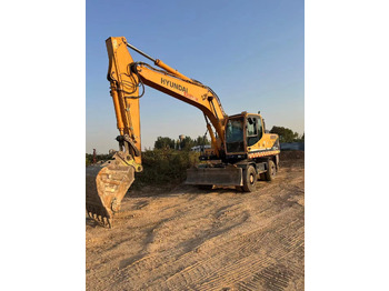 Pelle sur pneus HYUNDAI R210