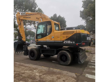 Pelle sur pneus HYUNDAI R210
