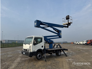 Camion avec nacelle NISSAN