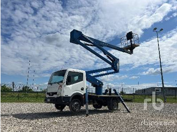 Camion avec nacelle NISSAN