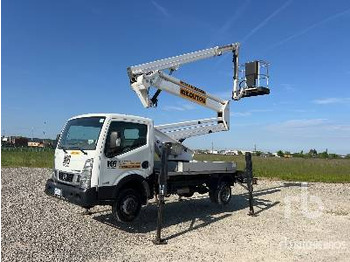 Camion avec nacelle NISSAN