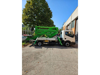 Camion avec nacelle