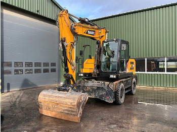 Pelle sur pneus SANY