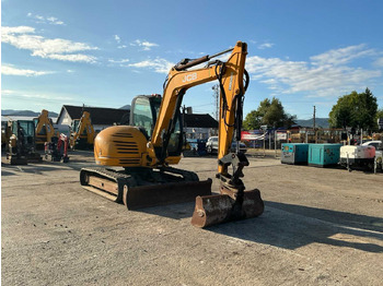 Pelle sur chenille JCB 8085