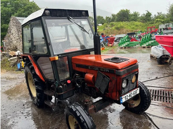 Tracteur agricole ZETOR