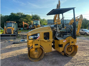 Compacteur CATERPILLAR CB24B
