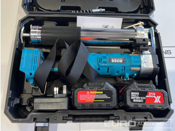 Matériel de chantier Boss 21 Volt Lithium Battery Cordless Grease Gun, 2 Batteries, Charger, Case, Shoulder Strap, Extension Pieces and Fittings: photos 4