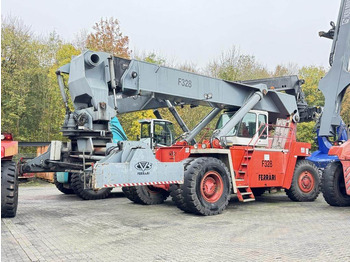 Reach stacker