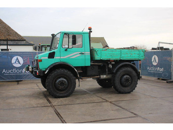 Camion plateau UNIMOG