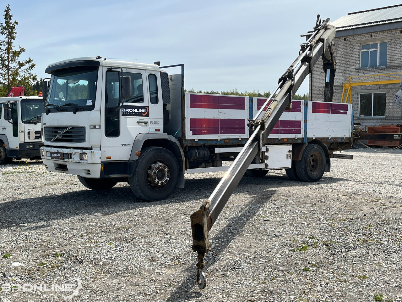 2000 Volvo FL220 4x2 + Hiab 102-4 - Camion plateau, Camion grue: photos 1 2000 Volvo FL220 4x2 + Hiab 102-4 - Camion plateau, Camion grue: photos 1