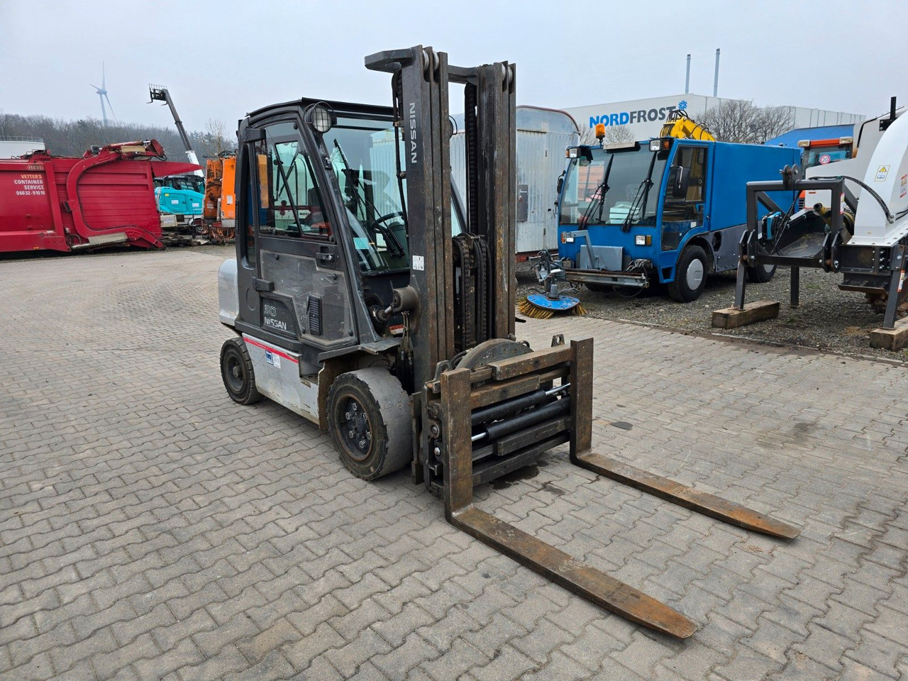 Nissan 30 YG1D2A30Q Stapler Frontstapler drehbare Gabe - Chariot élévateur diesel: photos 1 Nissan 30 YG1D2A30Q Stapler Frontstapler drehbare Gabe - Chariot élévateur diesel: photos 1