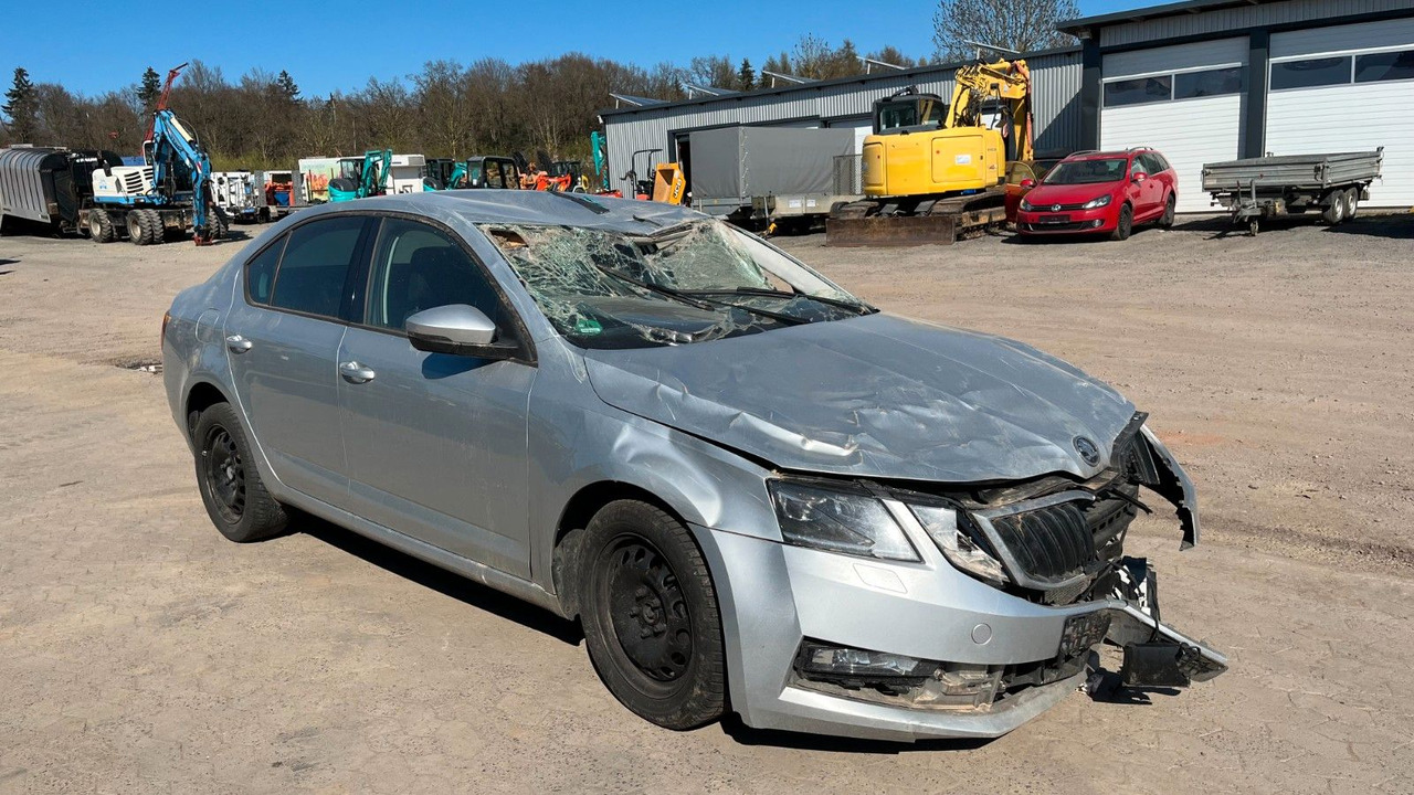 Skoda Octavia Lim. Ambition Unfall - Voiture: photos 3 Skoda Octavia Lim. Ambition Unfall - Voiture: photos 3