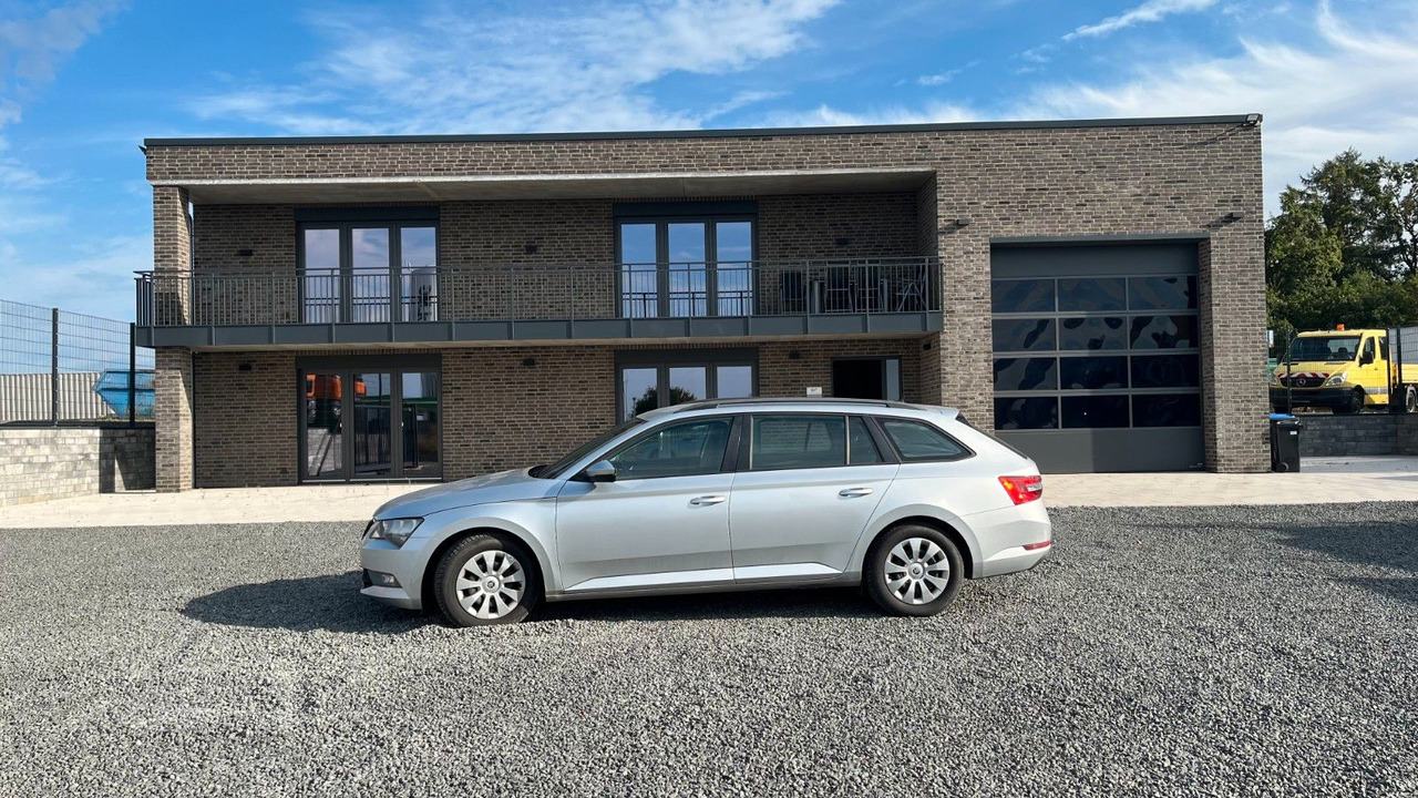 Skoda Superb Combi Active - Voiture break: photos 1 Skoda Superb Combi Active - Voiture break: photos 1