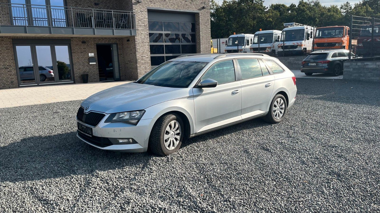 Skoda Superb Combi Active - Voiture break: photos 2 Skoda Superb Combi Active - Voiture break: photos 2
