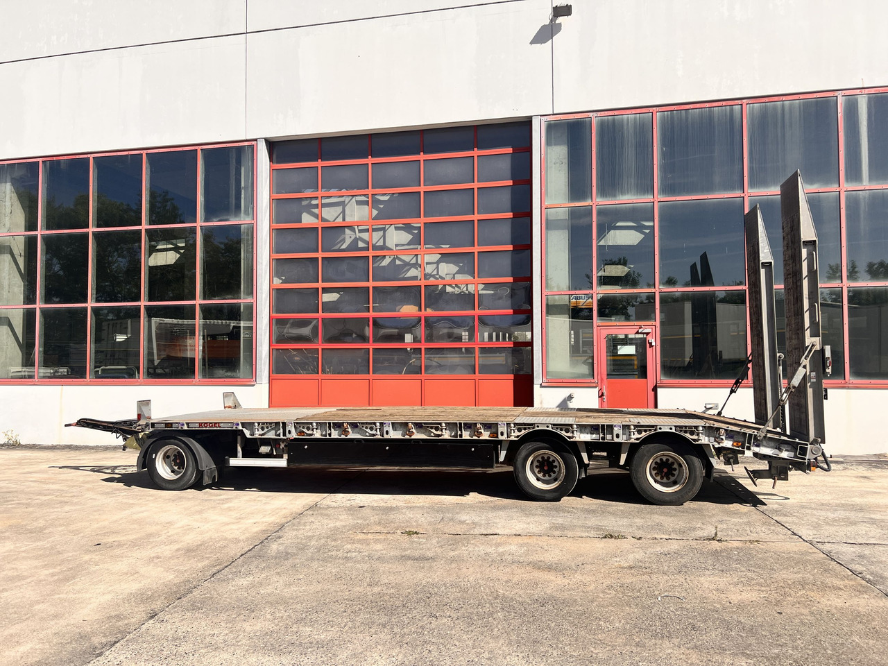 Kögel AT 30  3 Achs Tieflader 8,5 m - Remorque porte-engin surbaissée: photos 1 Kögel AT 30  3 Achs Tieflader 8,5 m - Remorque porte-engin surbaissée: photos 1